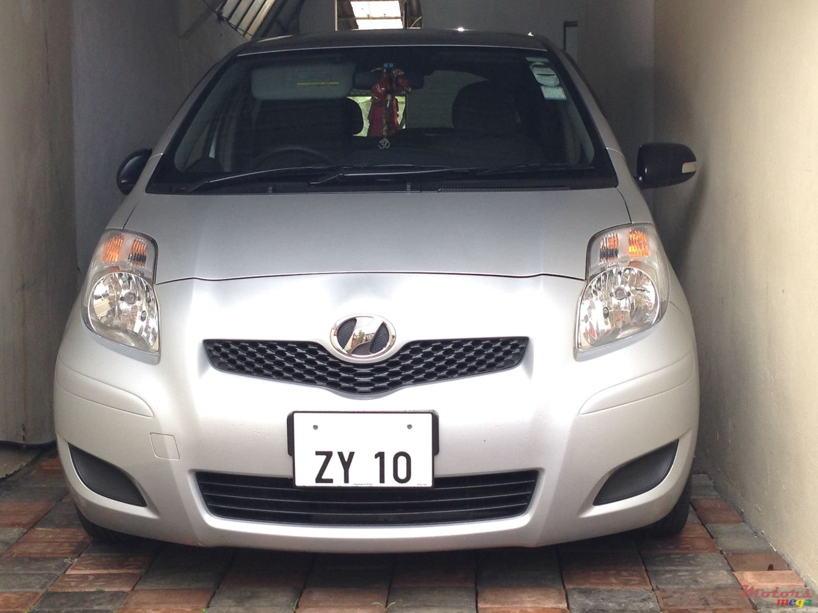 2010' Toyota Vitz photo #1