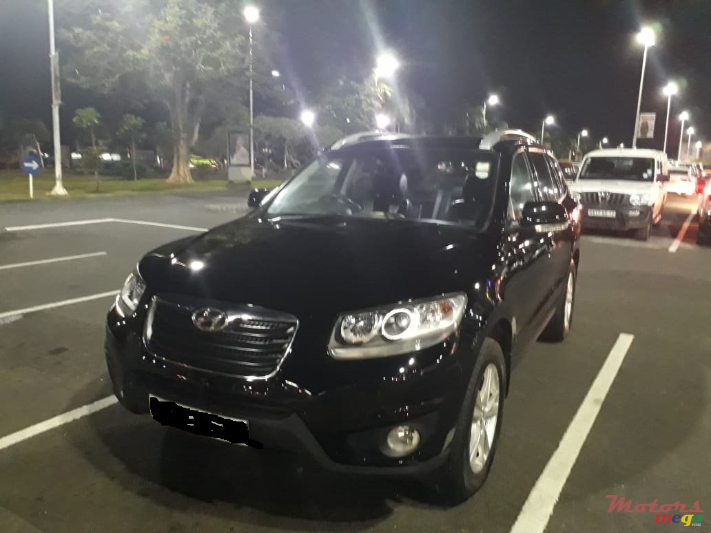 2011' Hyundai Santa Fe photo #1