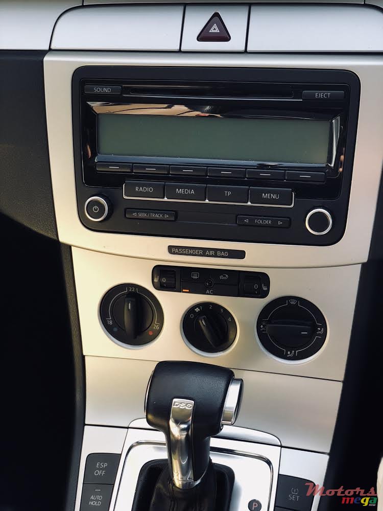 2009' Volkswagen Passat photo #4