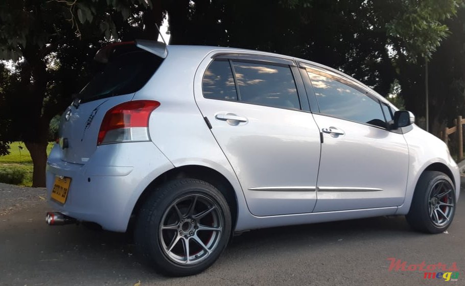 2009' Toyota Vitz photo #2