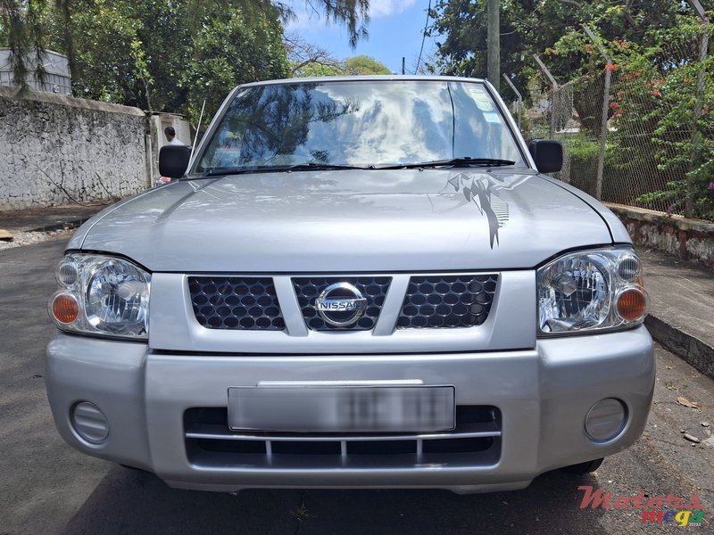 2010' Nissan Navara photo #1