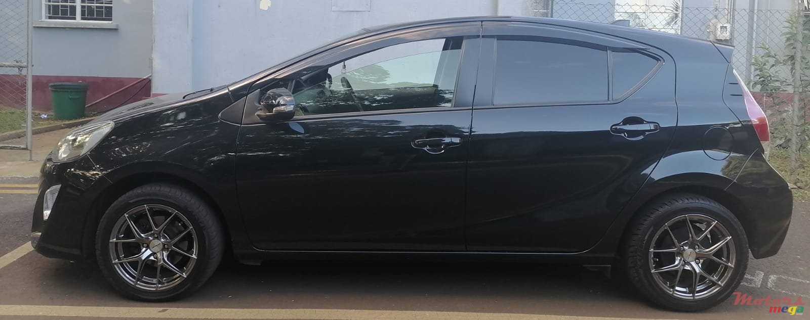 2016' Toyota Aqua Hybrid photo #3