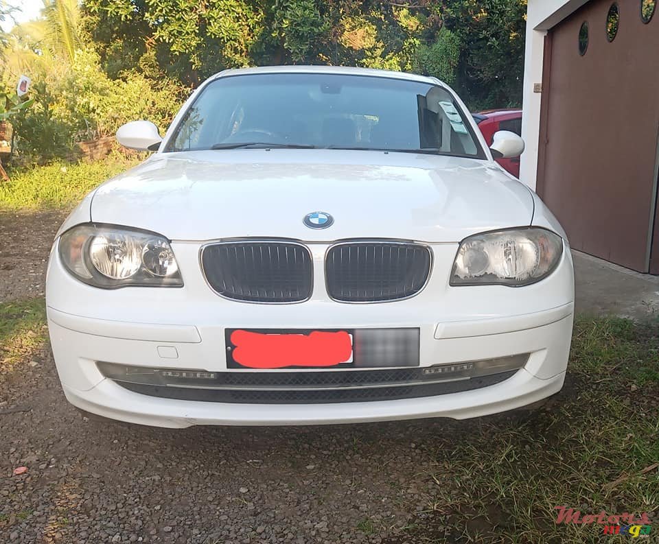 2009' BMW 1 Series 116i photo #2