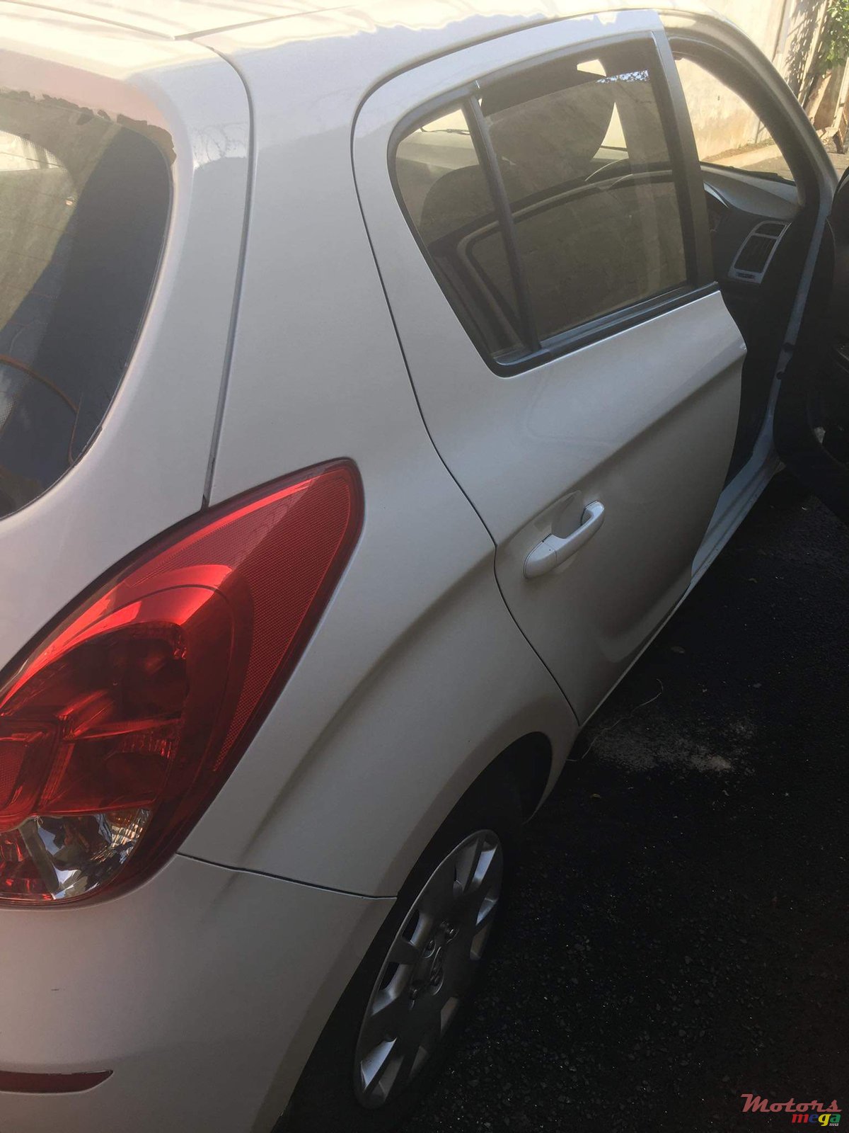 2014' Hyundai i20 Full-option photo #2