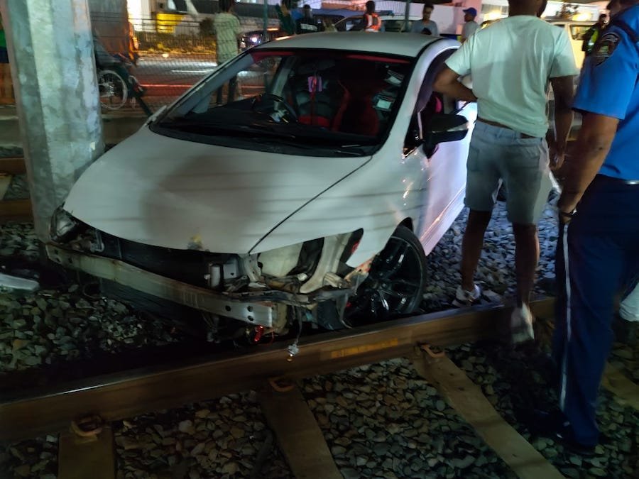 Accident impliquant deux véhicules : l’un d’eux atterri sur les rails de Metro Express Ltd