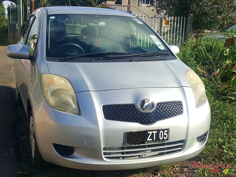 2005' Toyota Vitz photo #1