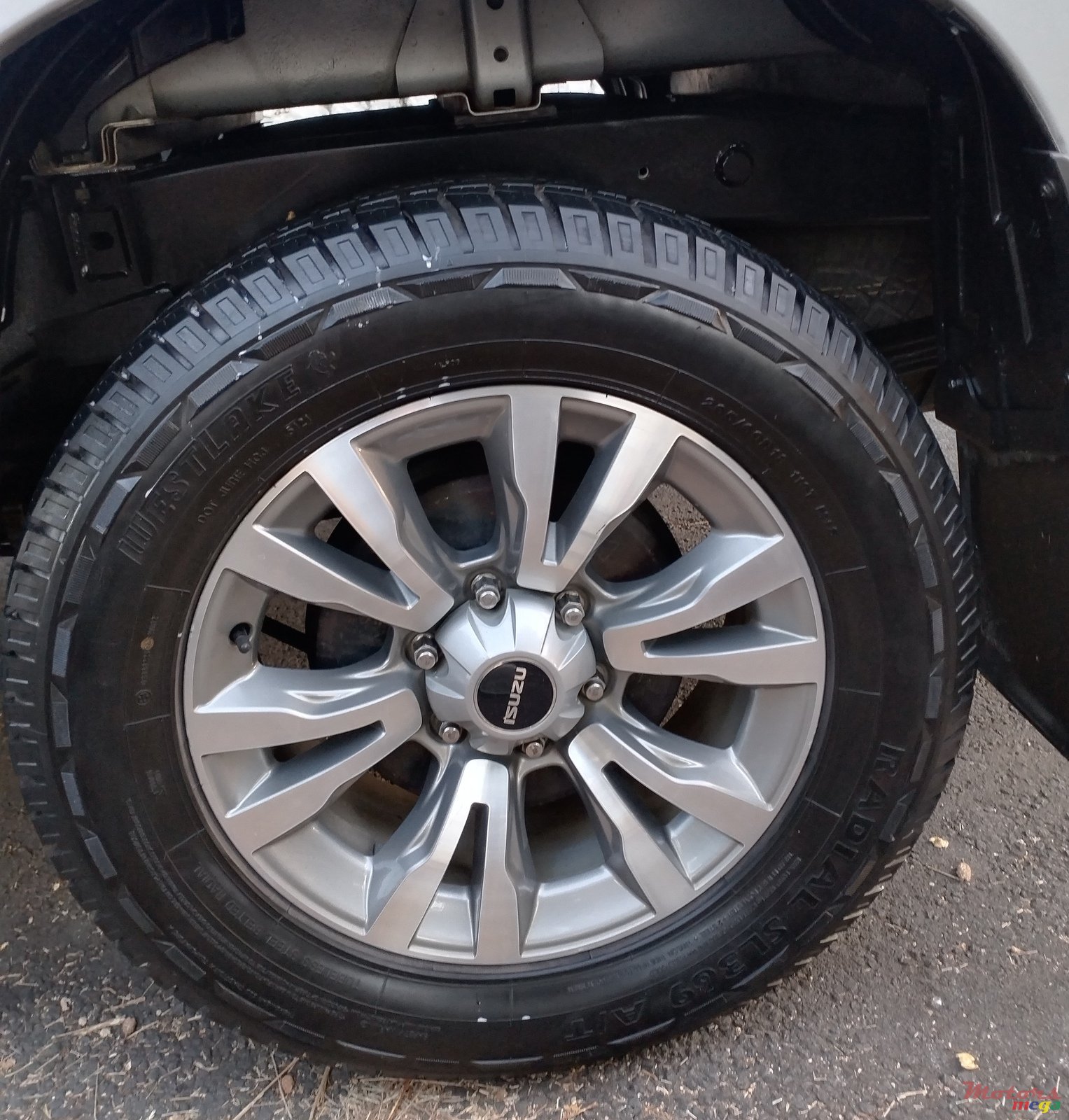 2017' Isuzu photo #4