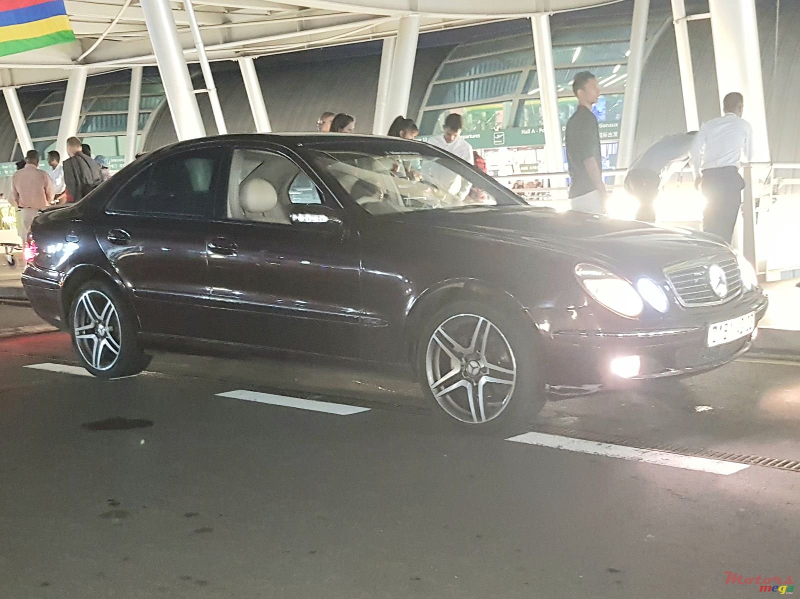 2003' Mercedes-Benz 220E photo #2