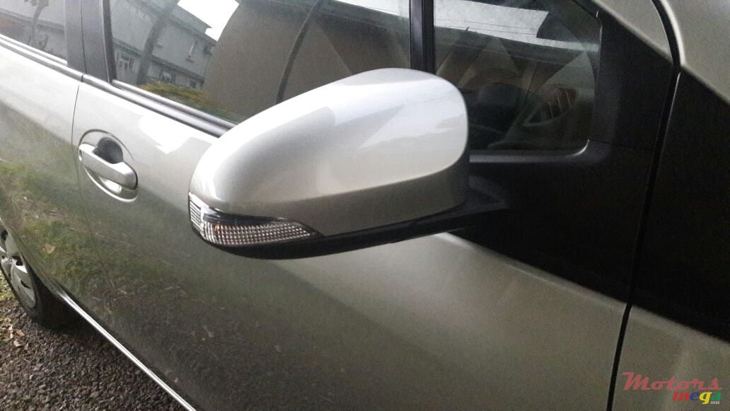 2014' Toyota Vitz photo #6