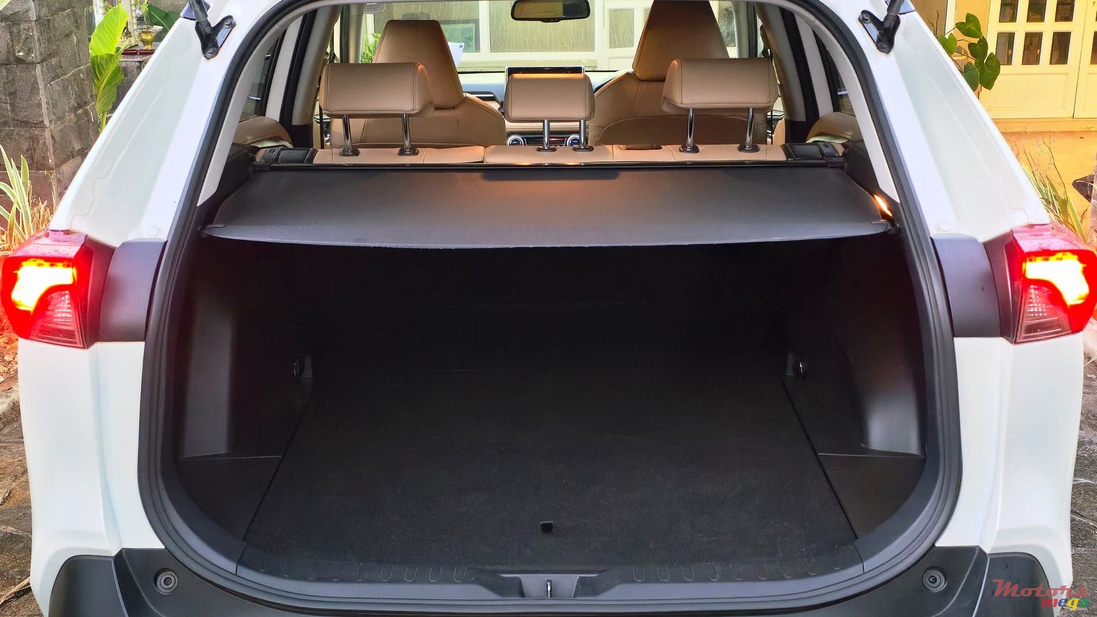 2021' Toyota RAV4 Luxury Edition photo #4