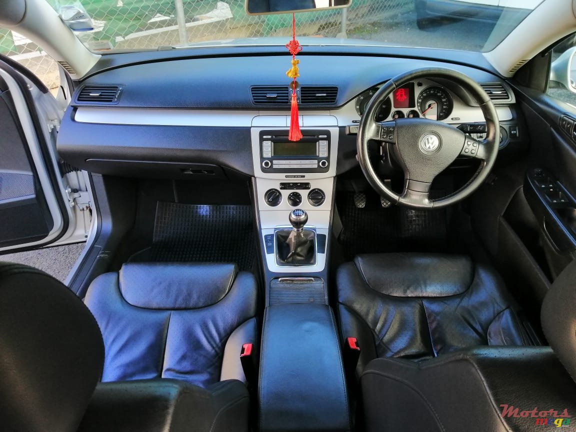 2008' Volkswagen Passat 2.0 TDi photo #5