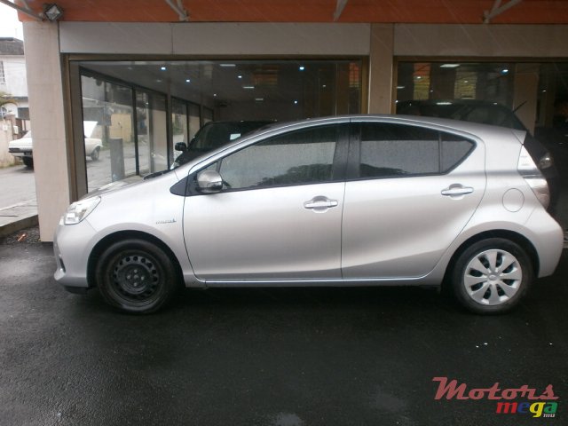 2012' Toyota Prius c aqua photo #5