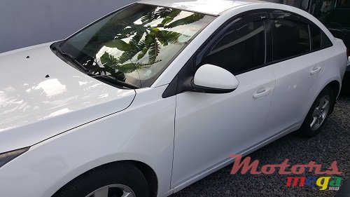 2011' Chevrolet Cruze photo #2