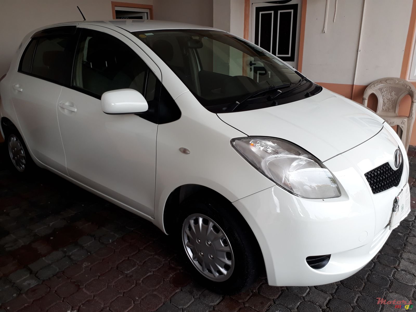 2006' Toyota Vitz photo #2