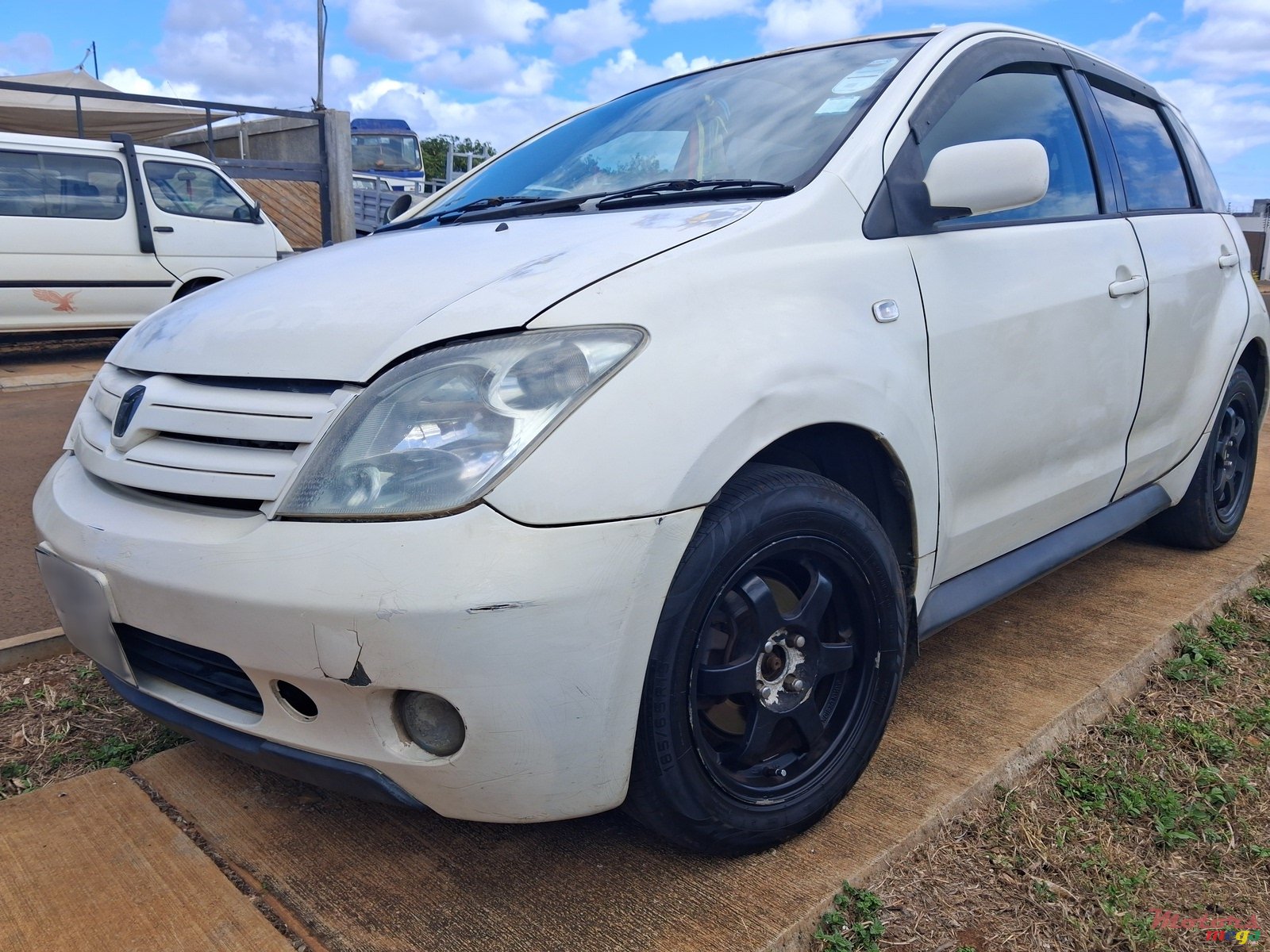 2005' Toyota Ist photo #1