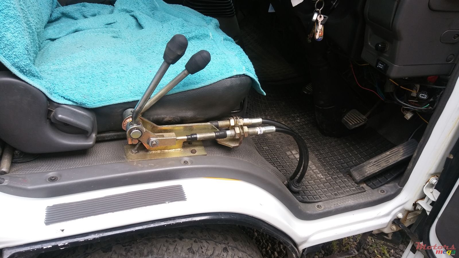 2002' Isuzu ELF truck photo #2