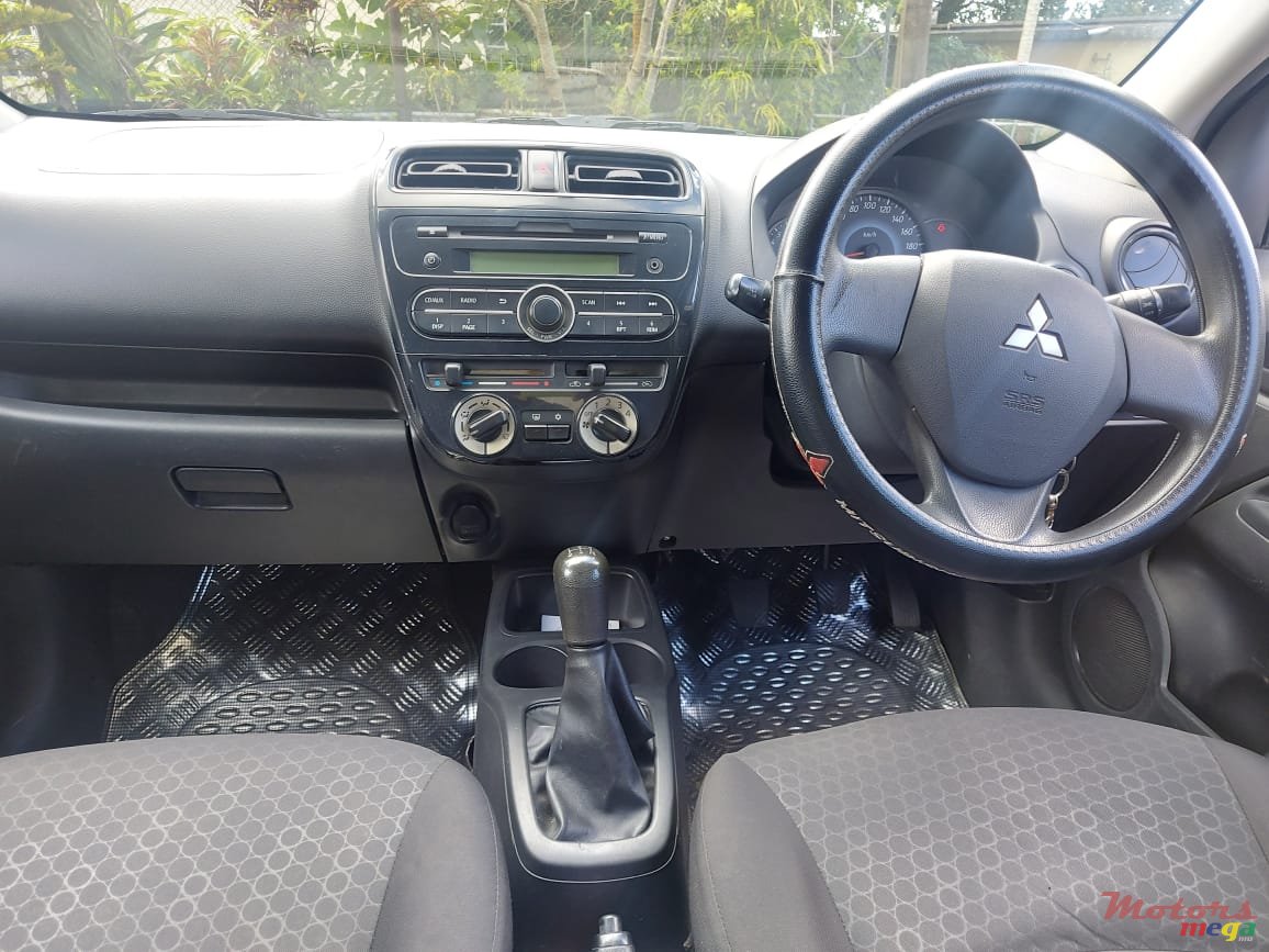 2013' Mitsubishi Mirage photo #3