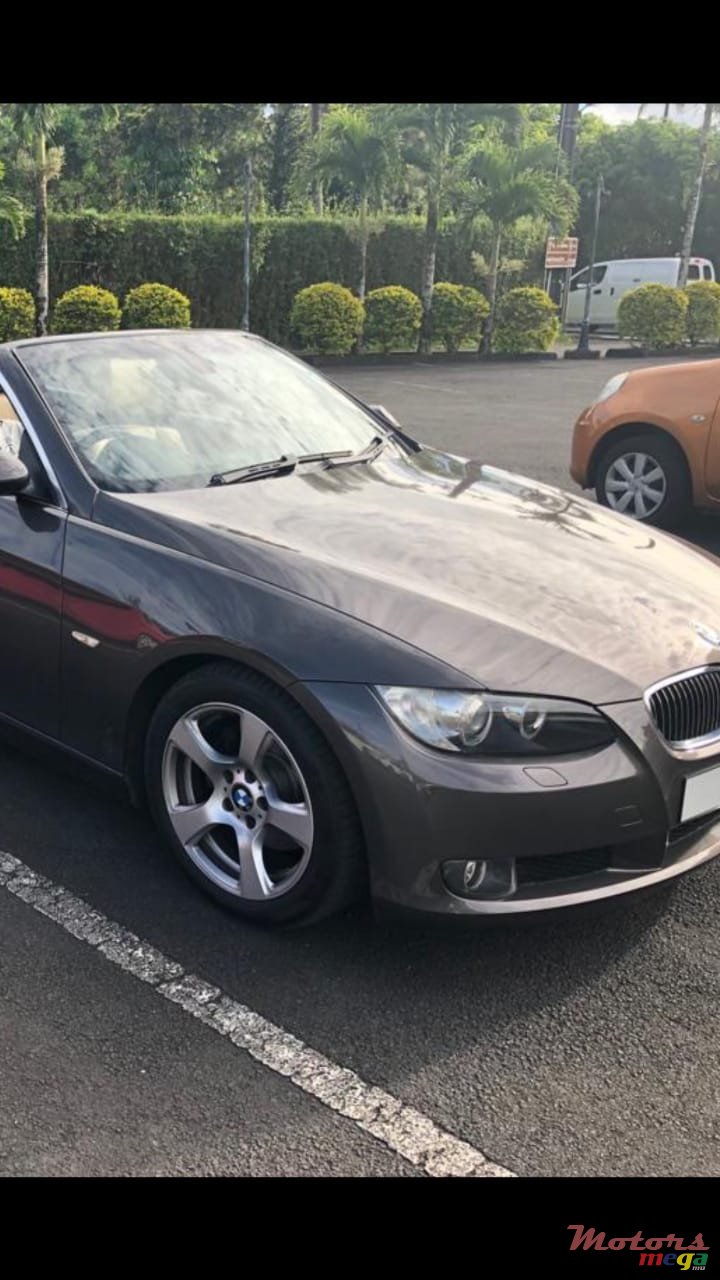 2010' BMW 3 Series Convertible photo #3