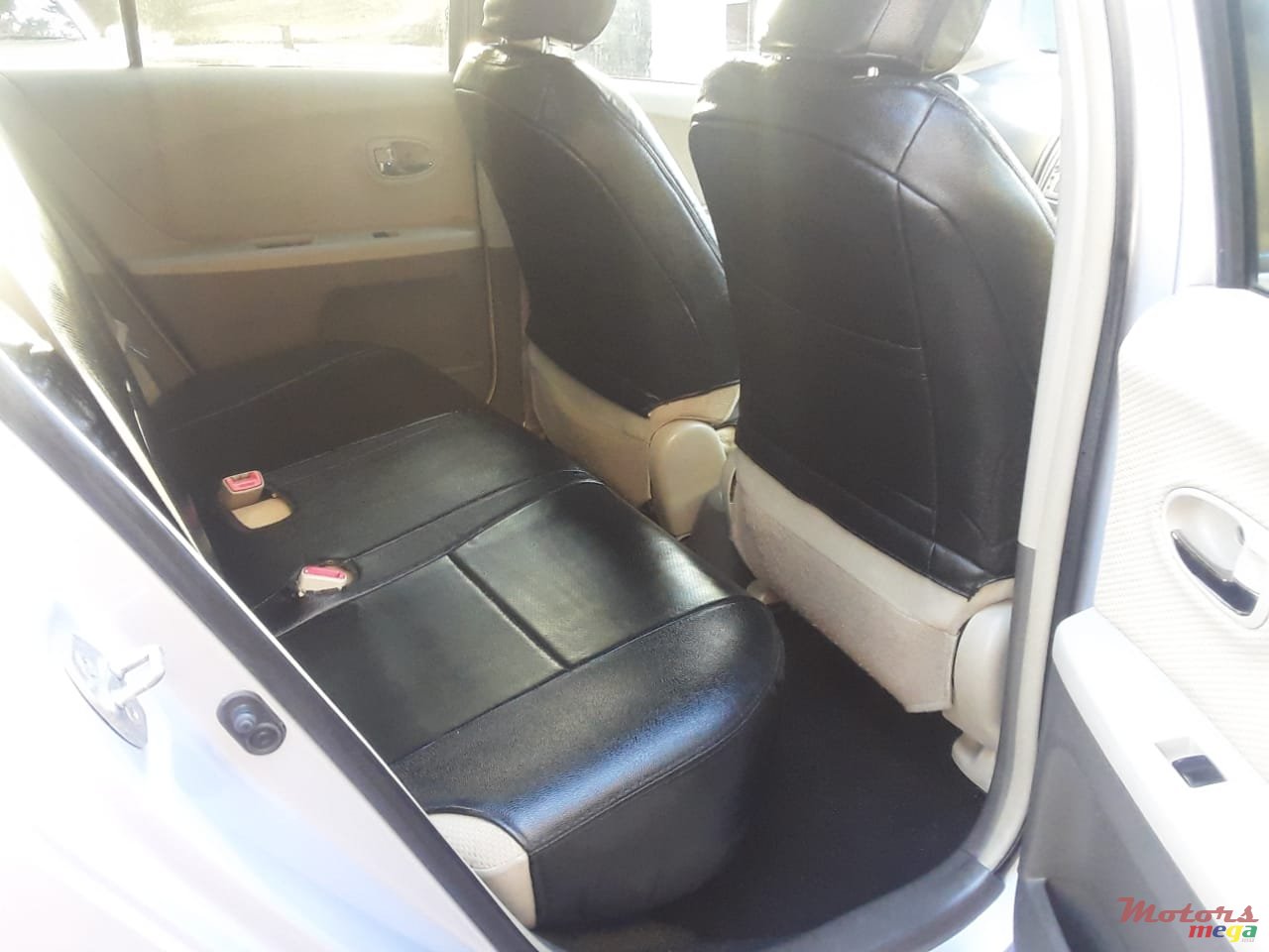 2010' Toyota Vitz photo #2