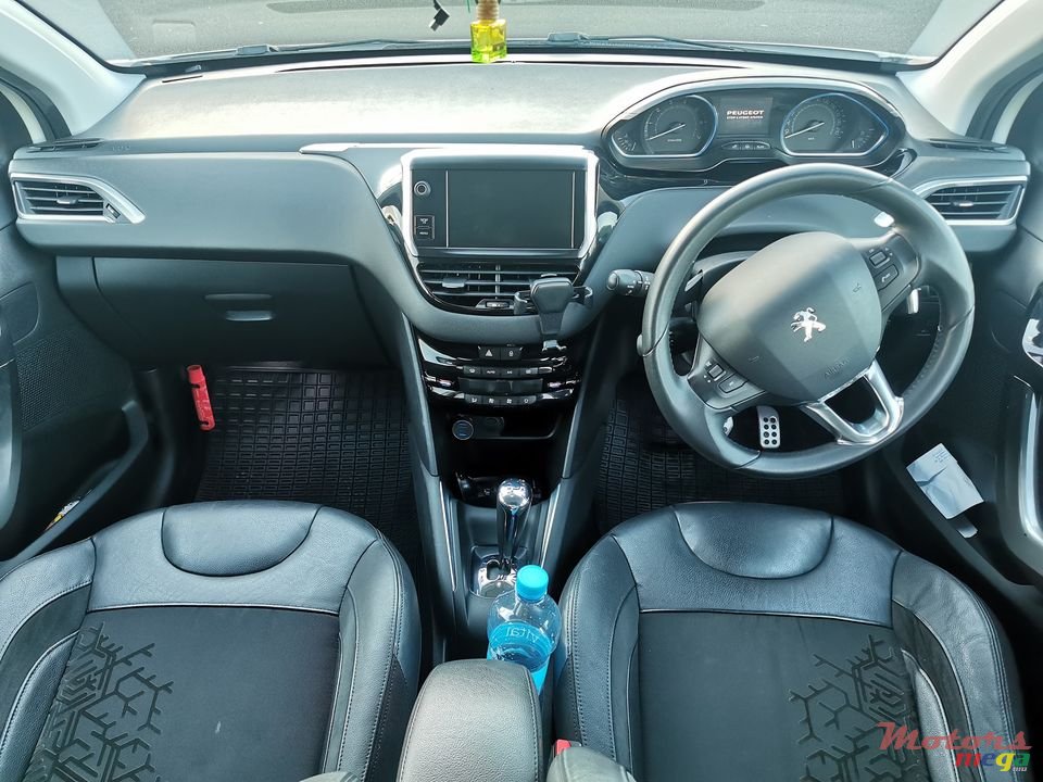 2015' Peugeot 208 Hatchback photo #5