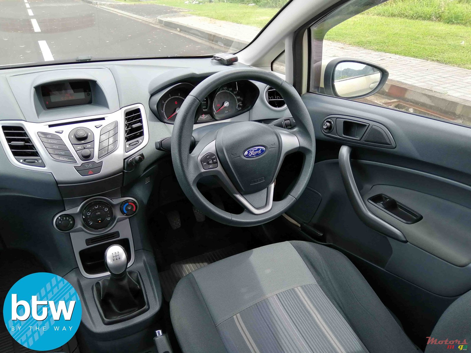 2009' Ford Fiesta photo #4