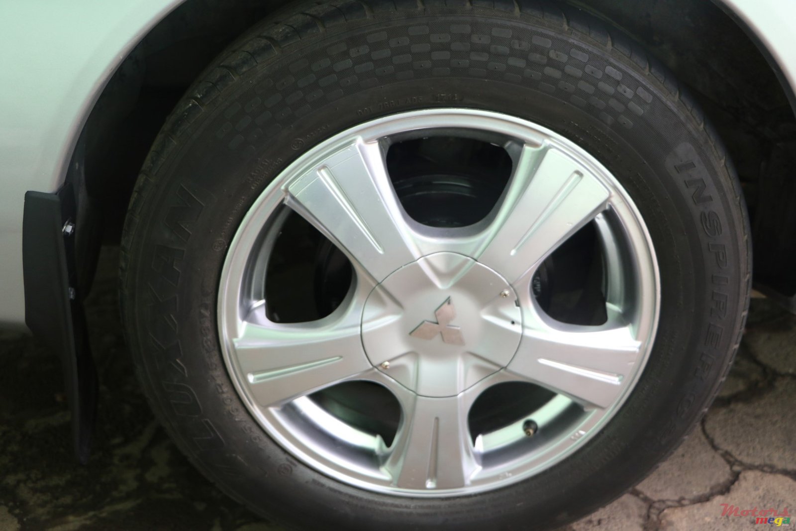 2005' Mitsubishi Lancer GLX photo #3