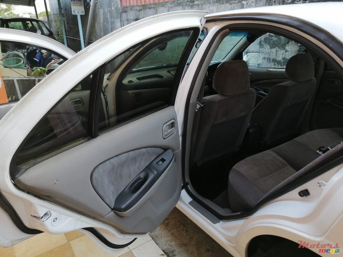 2001' Nissan Sunny photo #5