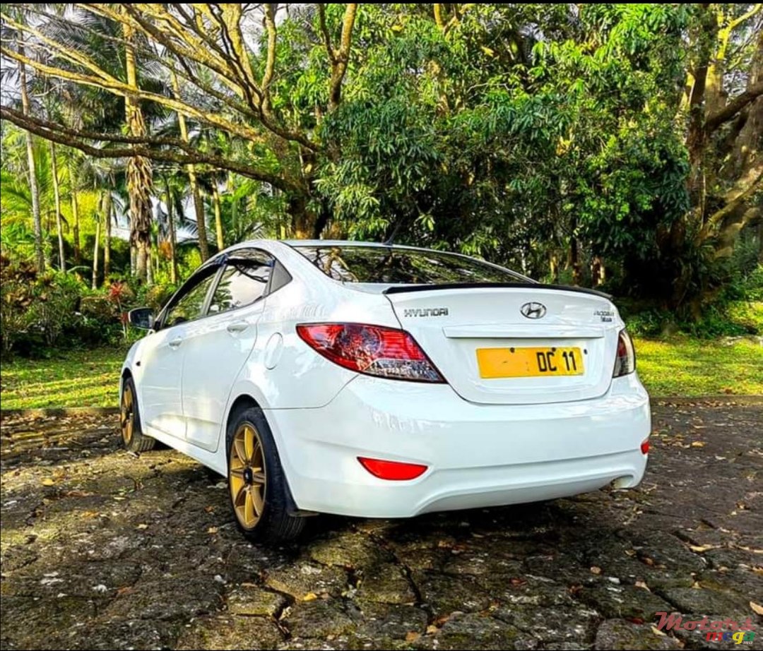 2011' Hyundai Accent photo #5