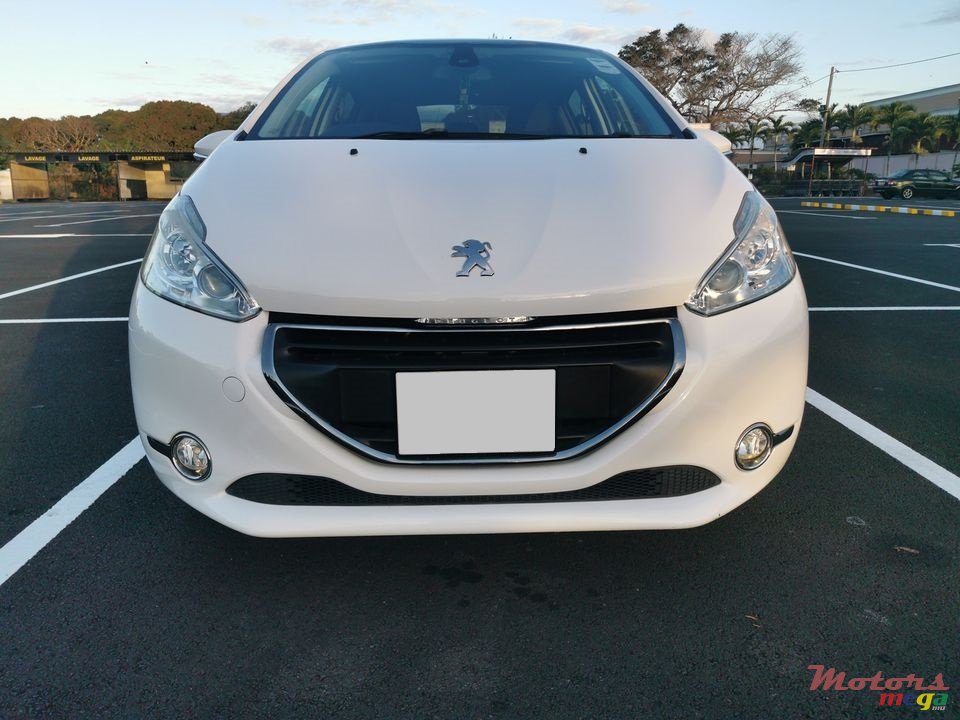 2015' Peugeot 208 Hatchback photo #1