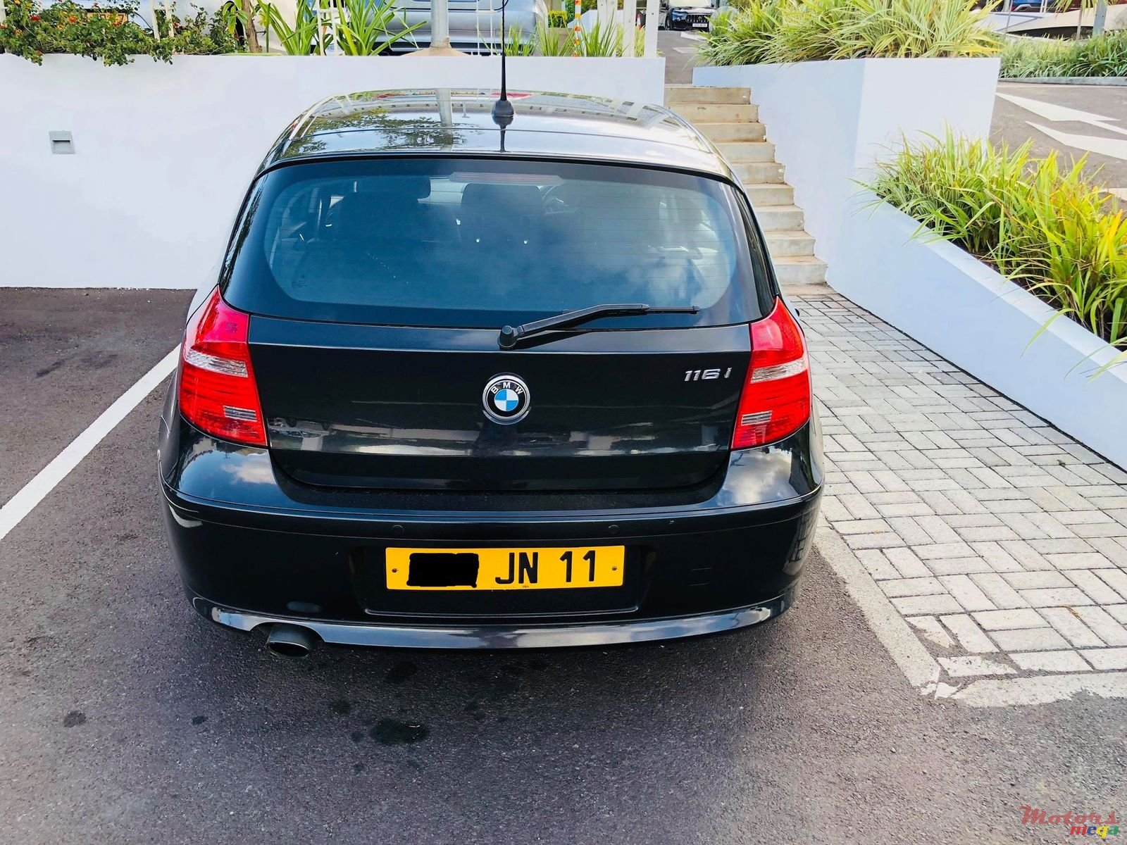 2011' BMW 1 Series photo #2