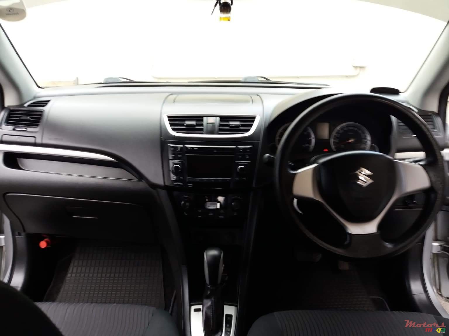 2011' Suzuki Swift photo #5