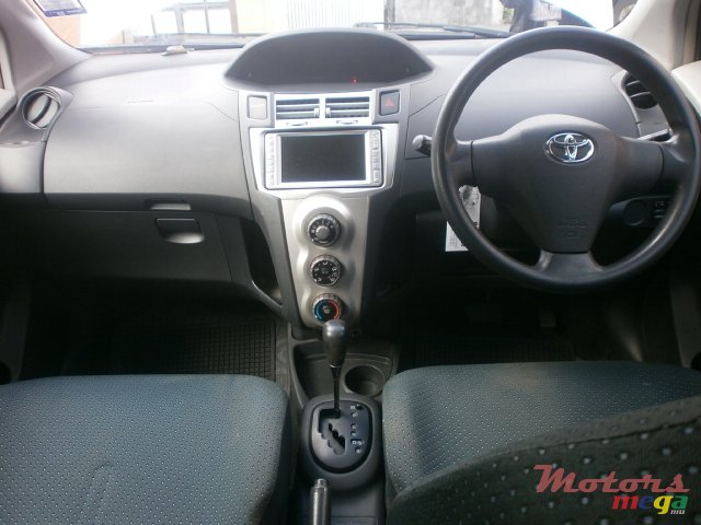 2005' Toyota Vitz photo #5