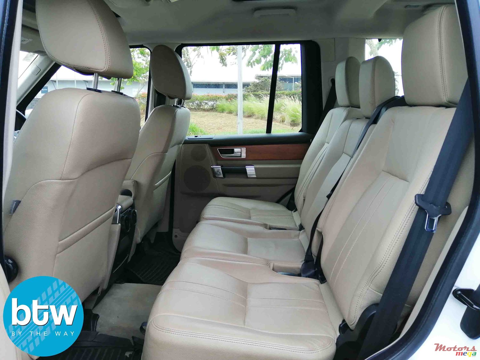 2014' Land Rover Discovery 4 SE photo #3