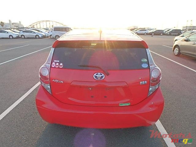 2013' Toyota Allex Aqua hybrid photo #2