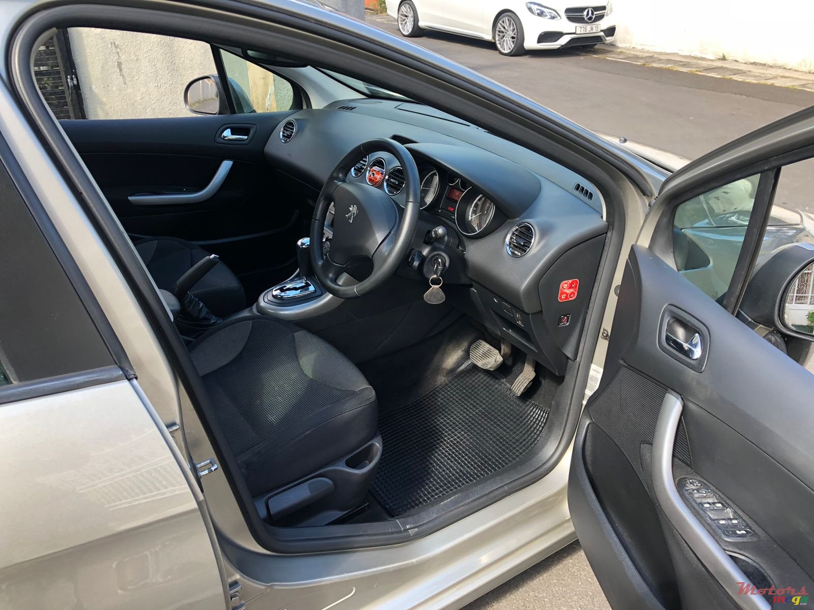 2011' Peugeot 308 photo #6