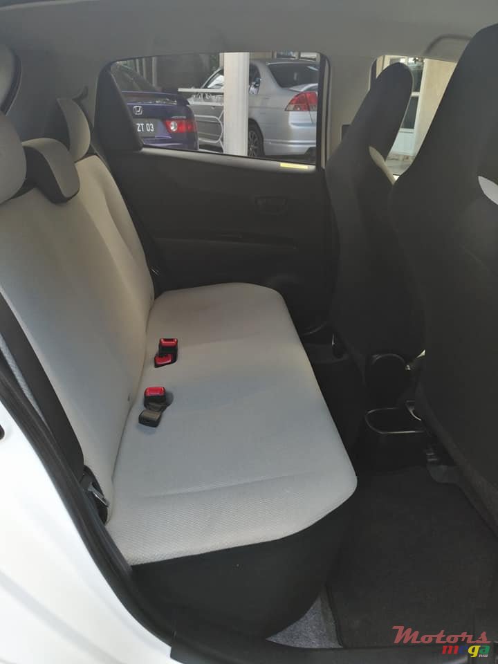 2013' Toyota Vitz photo #6