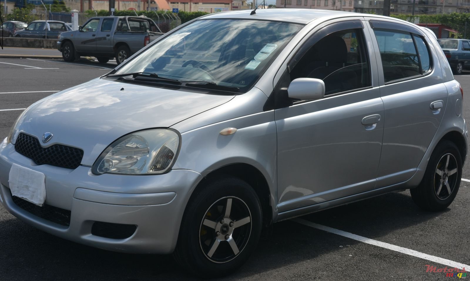 2002' Toyota Vitz photo #1