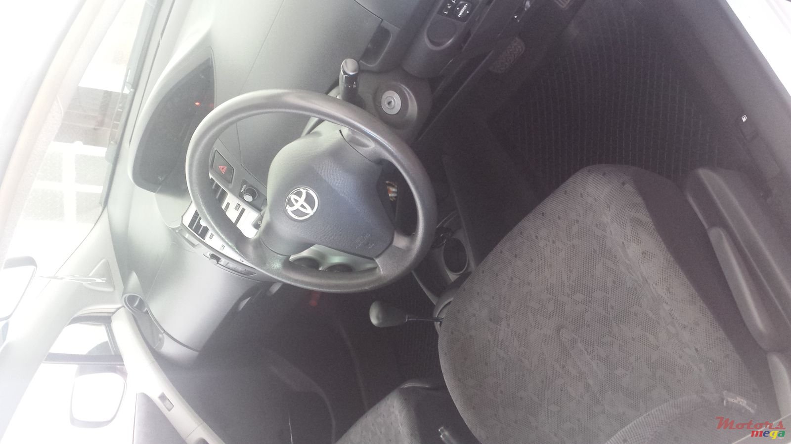 2009' Toyota Vitz photo #1