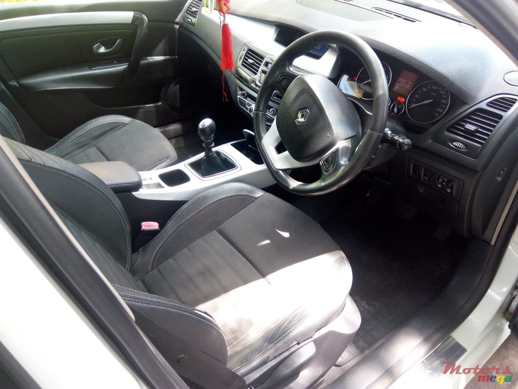 2009' Renault Laguna photo #7