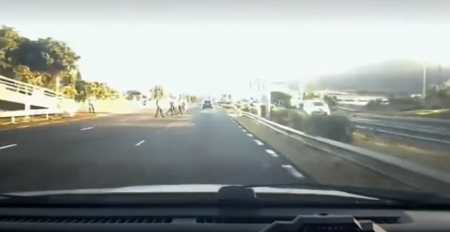 Sorèze : Les piétons traversent l’autoroute au lieu d’emprunter la passerelle juste à côté