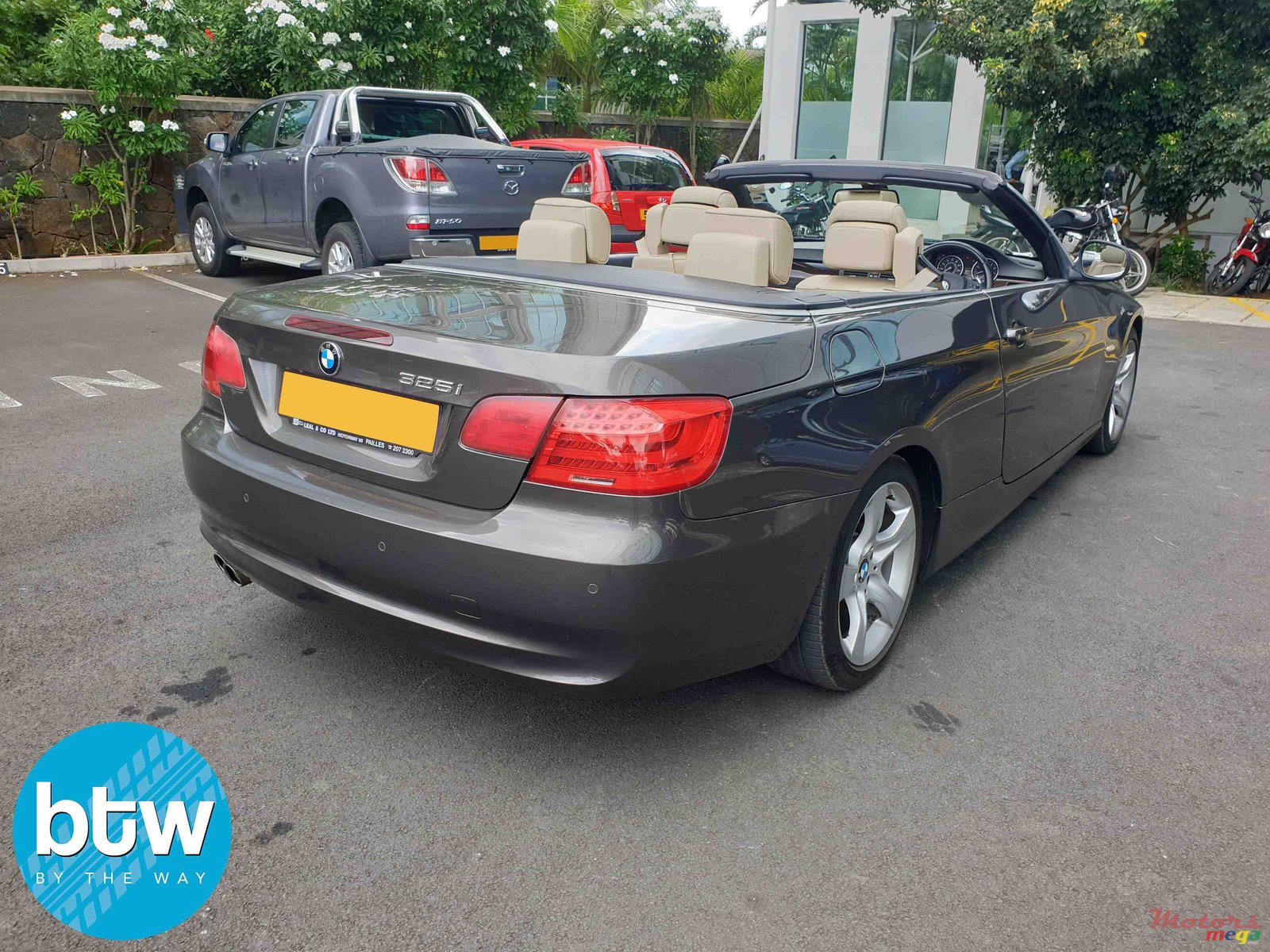 2010' BMW 3 Series Convertible photo #3