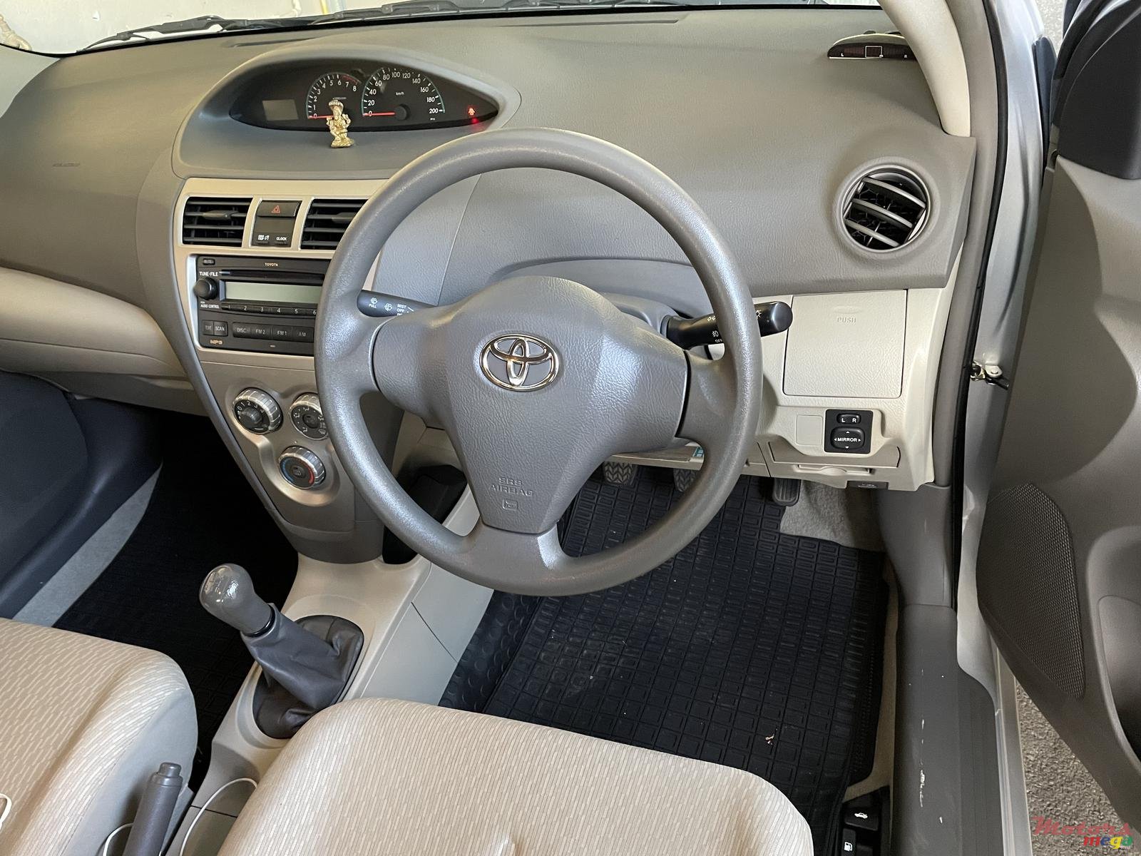 2012' Toyota Yaris photo #4