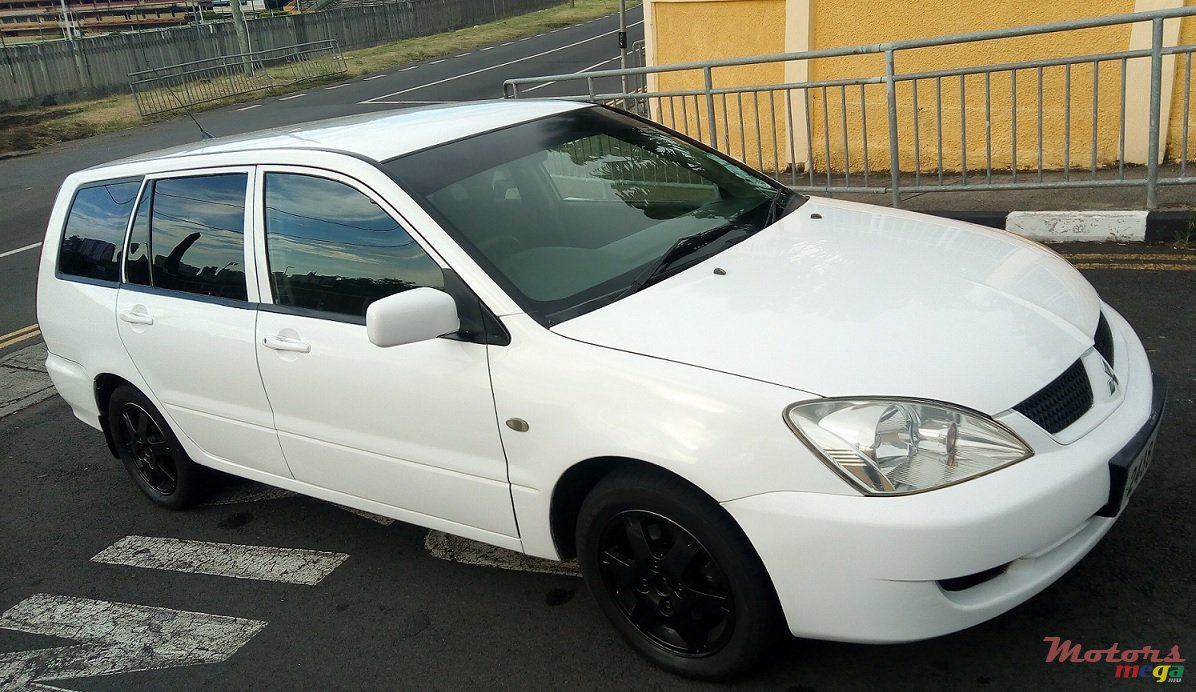 2008' Mitsubishi Lancer Wagon photo #2