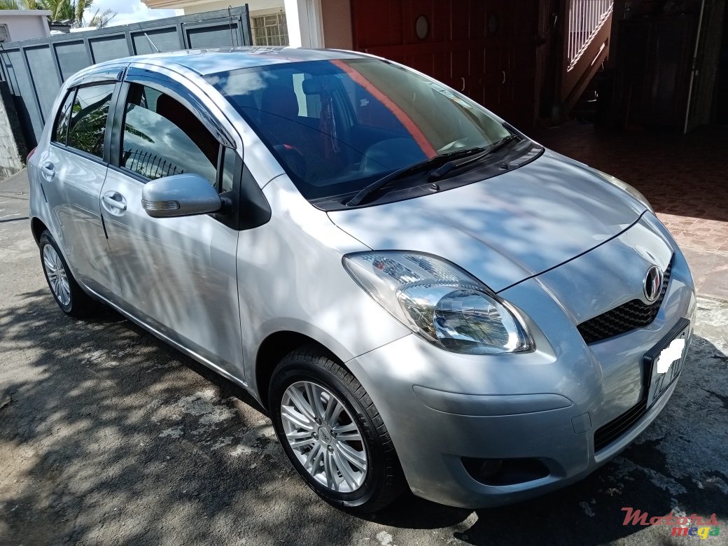 2010' Toyota Vitz photo #2