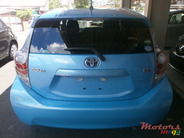 2012' Toyota Prius PRIUS C photo #2