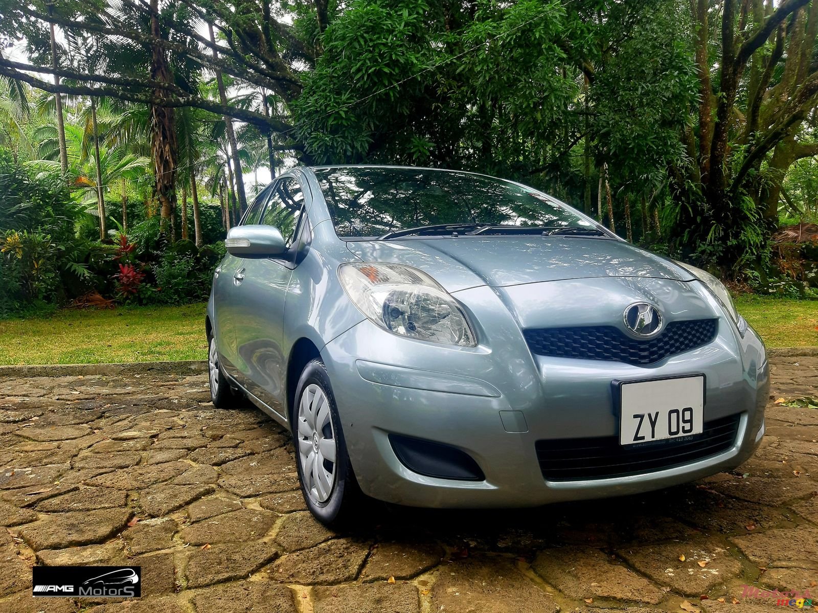 2009' Toyota Vitz photo #2