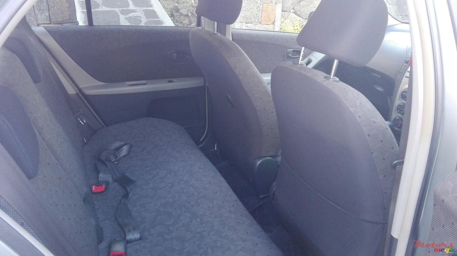 2010' Toyota Vitz photo #3