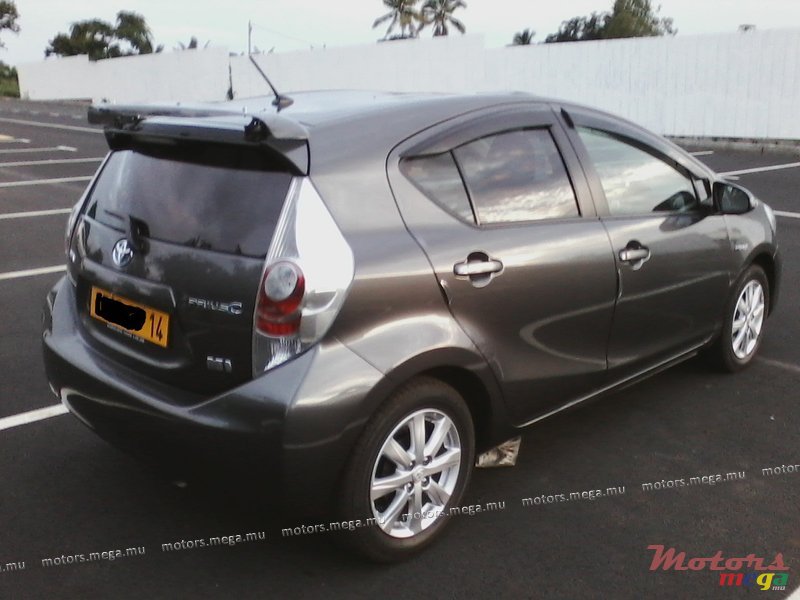 2014' Toyota Prius Prius C hatchback photo #1