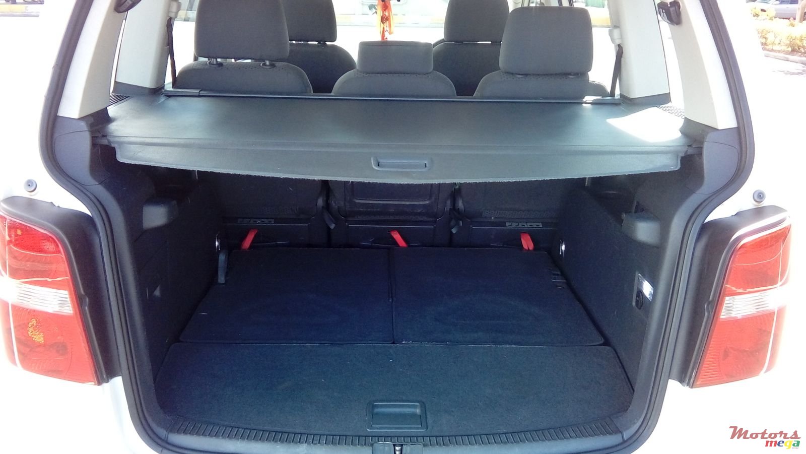 2008' Volkswagen Touran 1598cc photo #4