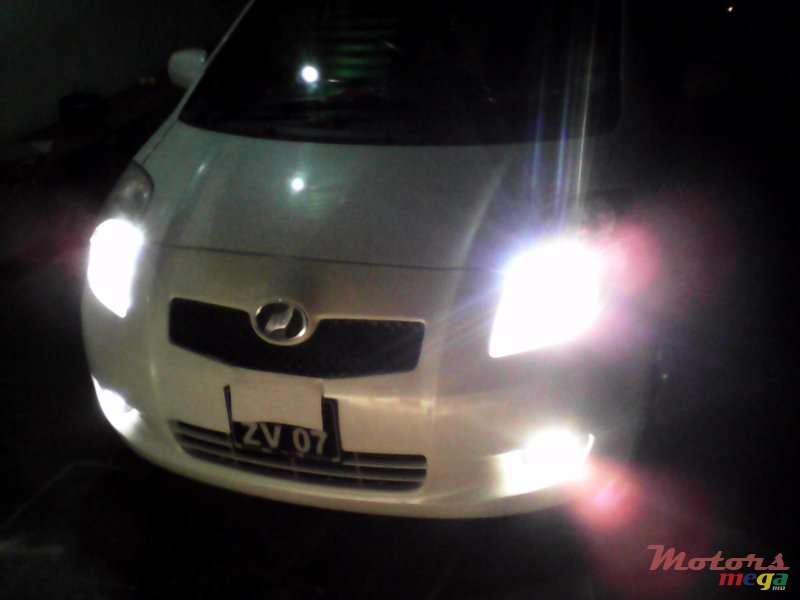 2007' Toyota Vitz photo #5